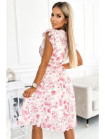 Plisované šaty s výstřihem a volány Numoco POLINA - růžové květy