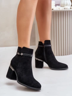 Zateplené dámské boty na podpatku s ozdobným páskem černé Vinceza 16446