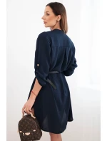 Šaty s delší zadní částí a páskem modrá