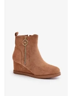 Zateplené Kotníkové Boty Na Klínku S Ozdobným Zipem Eko Semišové Camel Leretha Zateplené Kotníkové Boty Na Klínku S Ozdobným Zipem Eko Semišové Camel Leretha