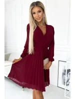 313-15 ISABELLE Plisované šaty s dlouhými rukávy a výstřihem - barva bordó