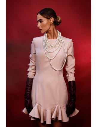 M880 Šaty s volánkovým lemem - béžové M880 Šaty s volánkovým lemem - béžové