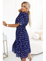 604-4 Smyslné bílé hráškové šaty s obálkovým výstřihem a ozdobným páskem - tmavě modré