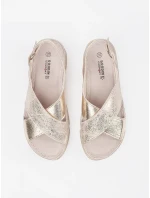 Moderní zlaté dámské  sandály na plochém podpatku