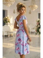 425-14 MATILDE Blinkered midi šaty s obálkovým výstřihem a krátkými rukávy - modré s růžovými květy