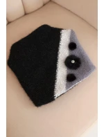 Dámská elegantní čepice s kožešinovými ozdobami a třpytivým páskem černá