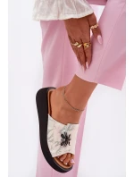 Dámské kožené pantofle s broží Vinceza 66752 béžové