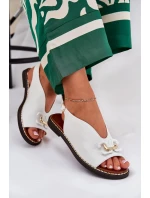 Sandály Na Ploché Podpatky S Dekorací Eko Kůže Bílé Tillireta