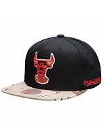 Kšiltovka Mitchell & Ness NBA HWC Chicago Bulls Choco Camo - HHSS1101-CBUYYPPPBLCK Kšiltovka Mitchell & Ness NBA HWC Chicago Bulls Choco Camo - HHSS1101-CBUYYPPPBLCK