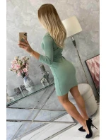 Přiléhavé šaty s výstřihem tmavě mátové Přiléhavé šaty s výstřihem tmavě mátové