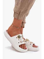 Dámské pěnové pantofle s ozdobnými připínkami Vinceza – bílé