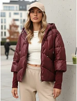 Krátká dámská prošívaná bunda s kapucí v bordové barvě FashionStreet TY5763