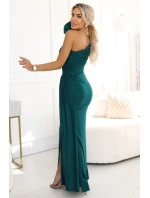 658-2 Třpytivé maxi šaty na jedno rameno s asymetrickými rukávy a rozparkem - lahvově zelené