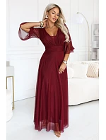 682-3 SOLENNE Dlouhé lesklé šaty s výstřihem a rukávy – tmavě vínová