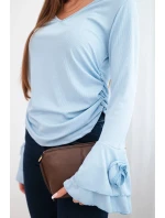 Dámská pruhovaná blůza s výstřihem do V a volánky na rukávech modrá