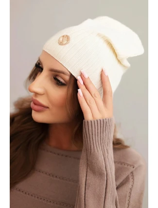 Dámská čepice s pruhy a ozdobným knoflíkem s přídavkem viskózy a modalu ecru