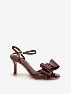Lakované sandály na podpatku s mašlí Noliva – čokoládové