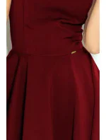 Rozšířené dámské šaty v bordó barvě s výstřihem ve tvaru srdce model 6703274 Rozšířené dámské šaty v bordó barvě s výstřihem ve tvaru srdce model 6703274