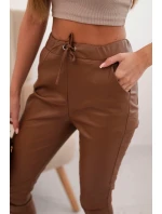 Dámské kalhoty z ekokůže s kapsami a vázáním v pase hnědé