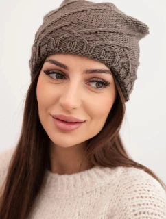 Dámská zimní čepice s ozdobným pletením a klasickým střihem K372 cappuccino