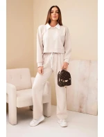 Dámský komplet s mikinou s límečkem a jednoduchými kalhotami béžový Dámský komplet s mikinou s límečkem a jednoduchými kalhotami béžový
