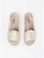 Trendy dámské zlaté sandály na plochém podpatku Trendy dámské zlaté sandály na plochém podpatku