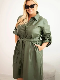 Dámské šaty z eko-kůže Plus Size s páskem a límečkem khaki