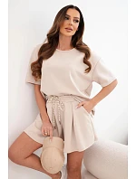 Dámský komplet z viskózy (masełko) s krátkým rukávem a kraťasy s vysokým pasem béžový Dámský komplet z viskózy (masełko) s krátkým rukávem a kraťasy s vysokým pasem béžový