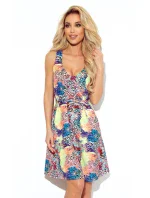 Dámské trapézové šaty s barevným vzorem a výstřihem 377-3