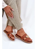 Dámské sandály na plochém podpatku se zlatou ozdobou Karinma