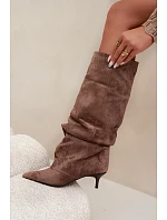 Zvrásněné kozačky s kitten heel na klínu z semiše v khaki barvě Lowen Zvrásněné kozačky s kitten heel na klínu z semiše v khaki barvě Lowen