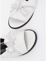 Stylové dámské  nazouváky bílé na plochém podpatku