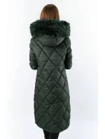 Dlouhá dámská zimní bunda v lahvově zelené barvě s kapucí (7688) Dlouhá dámská zimní bunda v lahvově zelené barvě s kapucí (7688)