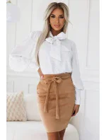 578-2 Jedinečná halenka s dlouhými rukávy, vázáním a knoflíky - bílá se stříbrným vzorem