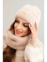 Dámský komplet čepice a šály zimní nadýchaný s ozdobným emblémem béžový Dámský komplet čepice a šály zimní nadýchaný s ozdobným emblémem béžový