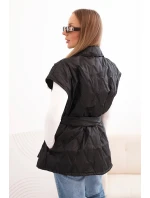 Dámská prošívaná vesta s páskem a širokým límcem černá