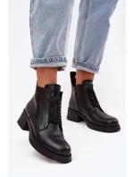 Dámské kožené kotníkové boty na podpatku s ozdobou D&A – černé