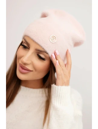 Dámská měkká čepice z alpaky s ozdobnou destičkou pudrově růžová