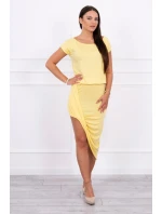 Asymetrické žluté šaty