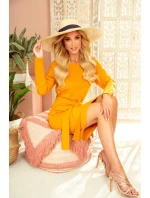 Dámské šaty v hořčicové barvě se širokým páskem pro zavazování 209-8 Dámské šaty v hořčicové barvě se širokým páskem pro zavazování 209-8