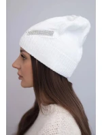 Dámská zimní pletená čepice s ozdobným páskem z cyrkonií K402 bílá