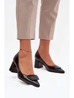 Dámské lakované lodičky na blokovém podpatku s ozdobou Isoline – černé Dámské lakované lodičky na blokovém podpatku s ozdobou Isoline – černé