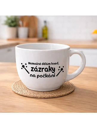 NEMOŽNÉ DĚLÁM HNED, ZÁZRAKY NA POČKÁNÍ - MEGA XXL keramický hrnek 1000 ml NEMOŽNÉ DĚLÁM HNED, ZÁZRAKY NA POČKÁNÍ - MEGA XXL keramický hrnek 1000 ml