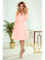 ISABELLE - Plisované dámské šaty v broskvové barvě s dekoltem a dlouhými rukávy 313-2