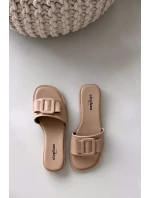 Dámské pantofle na nízkém podpatku s přezkou béžové Melivra