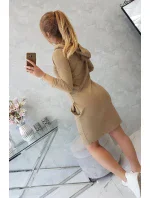 Šaty s kapucí a kapsami camel
