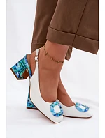 Kožené dámské sandály na podpatku s přezkou D&A LZ61-2010 bílé Kožené dámské sandály na podpatku s přezkou D&A LZ61-2010 bílé