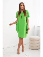 Šaty s kapsami a přívěskem zelená jasná
