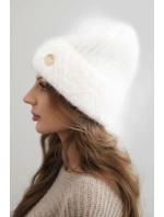 Dámská zimní čepice z huňaté příze a s elegantním knoflíkem bílá