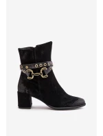 Dámské semišové botky na podpatku s ozdobným páskem Maciejka Černé 06679-01
